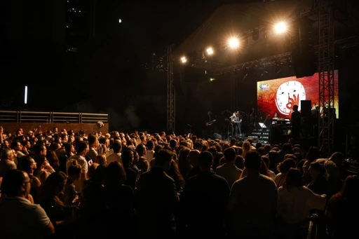 Cuma İş &Ccedil;ıkışı&rsquo;nda Melek Mosso sevenleriyle buluştu
