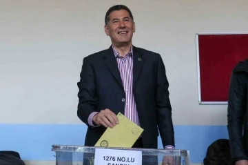 Cumhurbaşkanı adayı Sinan Oğan Ankara&rsquo;da oyunu kullandı