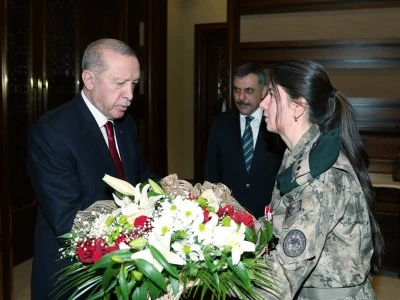 Cumhurbaşkanı Erdoğan, Bakan &Ccedil;ift&ccedil;i ve polisleri kabul etti