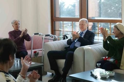 Cumhurbaşkanı Erdoğan, Dar&uuml;laceze Şefkat &Ouml;zel Bakımevi sakinlerini ziyaret etti

