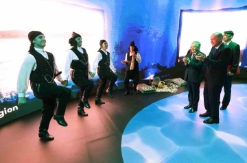 Cumhurbaşkanı Erdoğan, &Ouml;zbekistan Cumhurbaşkanı  Mirziyoyev ile horon ekibini izledi
