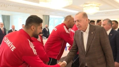 Cumhurbaşkanı Erdoğan, şampiyon g&uuml;reş&ccedil;ileri kabul etti