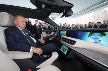 Cumhurbaşkanı Erdoğan, TOGG&rsquo;un yeni modeli T10F&rsquo;i inceledi