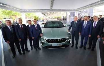 Cumhurbaşkanı Erdoğan, Togg&rsquo;un yeni modeli T10F&rsquo;i inceledi
