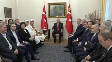 Cumhurbaşkanı Erdoğan, T&uuml;rkiye'nin Atina B&uuml;y&uuml;kel&ccedil;iliğini ziyaret etti