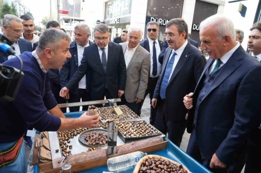 Cumhurbaşkanı Yardımcısı Yılmaz &Uuml;mraniye&rsquo;de esnafla bir araya geldi
