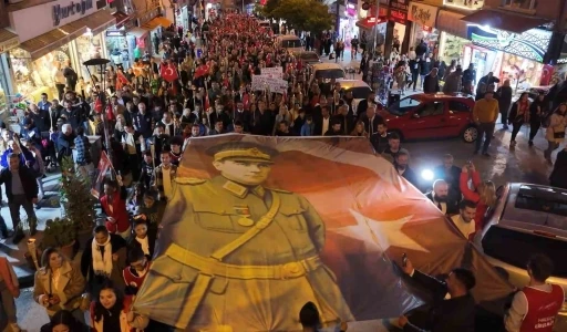 Cumhuriyet coşkusu sokaklara taştı: Fener alayı y&uuml;r&uuml;y&uuml;ş&uuml;ne yoğun ilgi
