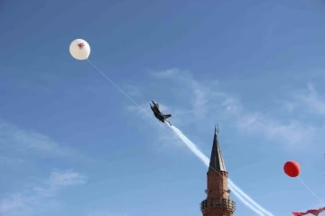 Cumhuriyet şehri Sivas&rsquo;ta nefes kesen SOLOT&Uuml;RK g&ouml;sterisi
