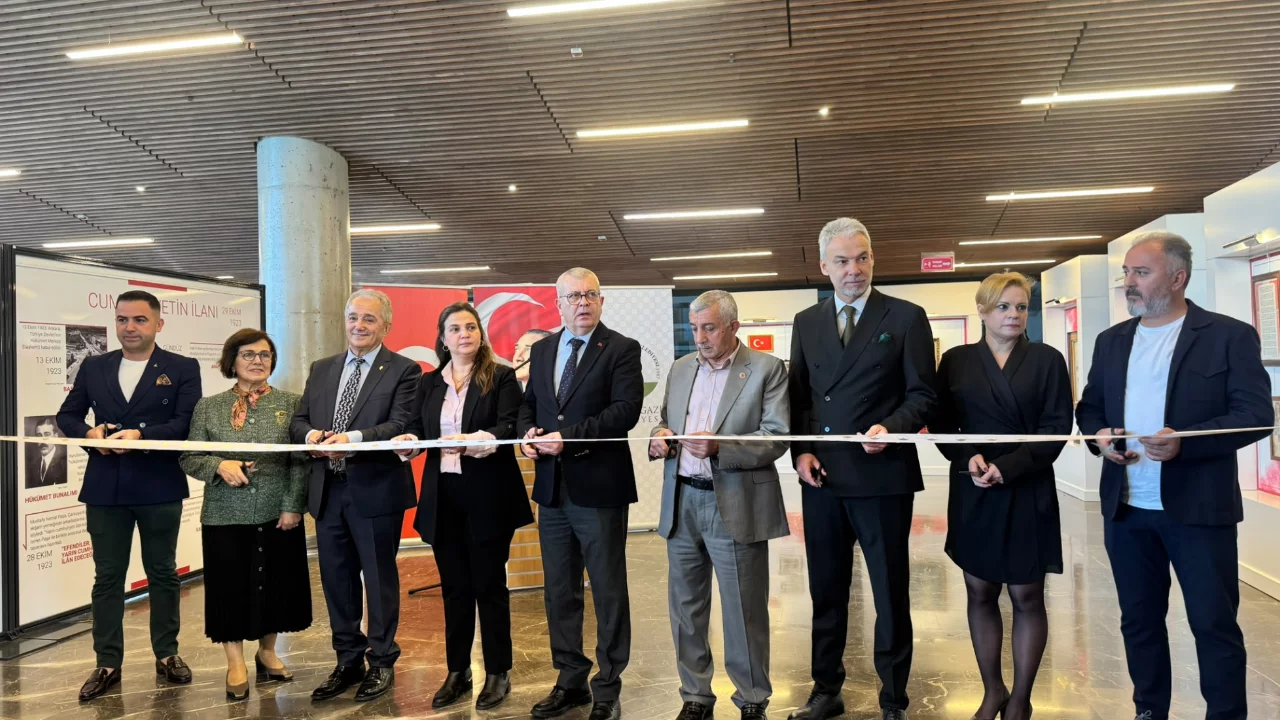 Cumhuriyet ve Atat&uuml;rk&rsquo;&uuml;n hafızası Bursa&rsquo;da sergiyle buluştu