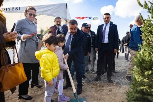 Cumhuriyetin 101&rsquo;nci yılında 1000 fidan G&ouml;lbaşı&rsquo;nda toprakla buluştu
