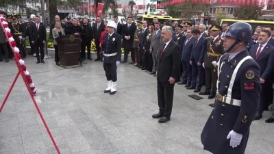 Cumhuriyetin 103. yılında Bursa Atat&uuml;rk Anıtı'na &ccedil;elenkler sunuldu