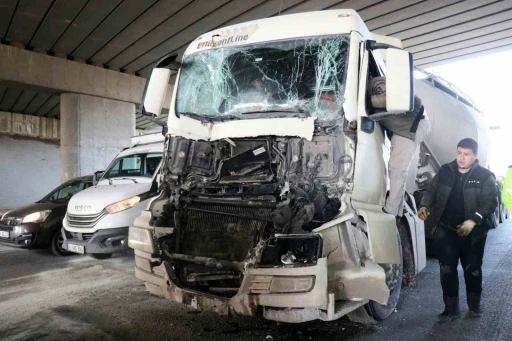 D-100&rsquo;de iki tır &ccedil;arpıştı: S&uuml;r&uuml;c&uuml; hurdaya d&ouml;nen ara&ccedil;tan hafif yaralı kurtuldu
