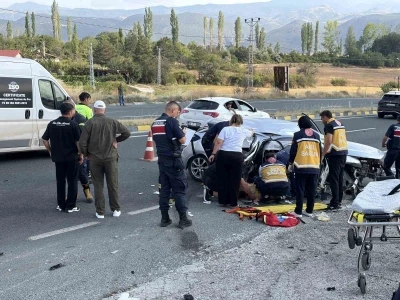 D100&rsquo;de otomobil su kanalına &ccedil;arptı: 2 &ouml;l&uuml;, 4 yaralı