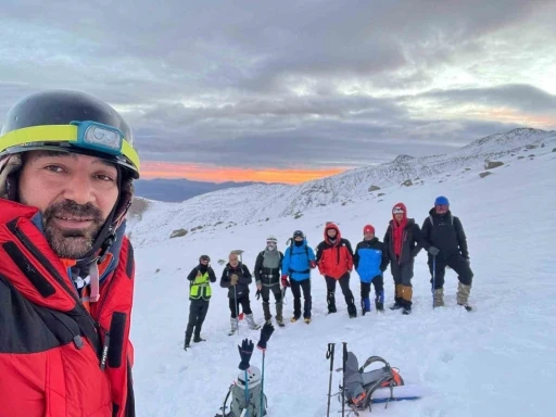 Dağcılar hayatını kaybeden Fehmi Efe i&ccedil;in tırmandı
