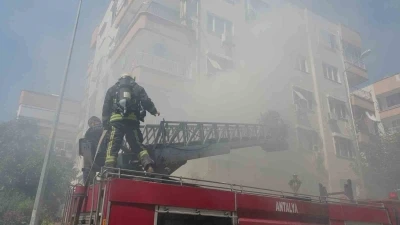 Dairede &ccedil;ıkan yangın apartmanı dumana boğdu
