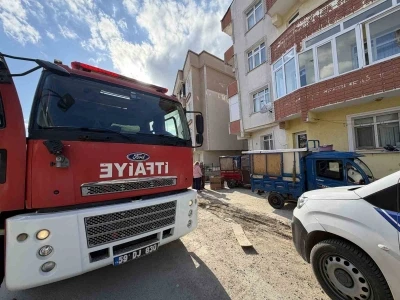 Dairedeki kartonlardan &ccedil;ıkan yangın s&ouml;nd&uuml;r&uuml;ld&uuml;
