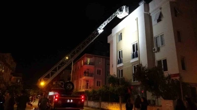 Daireyi saran alevler apartman sakinlerini &ccedil;atıya &ccedil;ıkarttı
