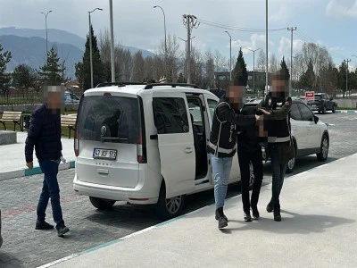 Daltonlar su&ccedil; &ouml;rg&uuml;t&uuml; ile bağlantılı 2 kişinin aracında el bombası ele ge&ccedil;irildi