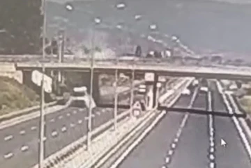 Damperi a&ccedil;ık kalan kamyon &uuml;st ge&ccedil;ide takıldı, karşı şeride ge&ccedil;ip şarampole u&ccedil;tu
