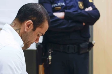 Dani Alves&rsquo;e cinsel saldırı su&ccedil;undan 4 yıl, 6 ay hapis cezası verildi