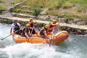 Dans&ccedil;ılar rafting ve tahta araba yarışlarında kıyasıya m&uuml;cadele etti
