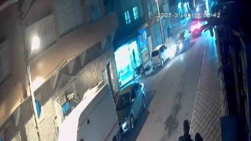 Dar olması sebebiyle kaza sokağı haline gelen sokata 3 g&uuml;n arayla yaşanan ikinci kaza kamerada
