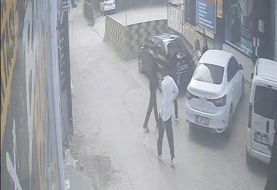 Darbedilen kadını kurtarmak isteyen gen&ccedil; bı&ccedil;aklı saldırıya uğradı