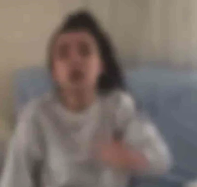 Darbettiği kız kardeşinin &uuml;zerine kaynar su d&ouml;k&uuml;p &ouml;z&uuml;r diletti