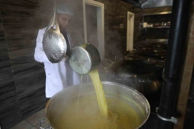 Darıca&rsquo;da her g&uuml;n y&uuml;zlerce eve sıcak yemek ulaştırılıyor
