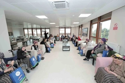 Dar&uuml;laceze&rsquo;de Anneler G&uuml;n&uuml; s&uuml;rprizi: Duygu dolu anlar yaşandı
