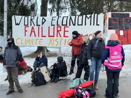 Davos&rsquo;ta D&uuml;nya Ekonomik Forumu karşıtı protesto
