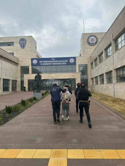 DEAŞ ile bağlantılı olduğu &ouml;ne s&uuml;r&uuml;len 3 kişi yakalandı
