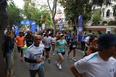 Decathlon B&uuml;y&uuml;kada Yarı Maratonu, 4 bin 500&rsquo;&uuml; aşkın katılımcıyla rekor kırdı