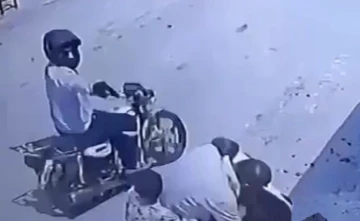 Dede torunlarının g&ouml;z&uuml; &ouml;n&uuml;nde vuruldu: O anlar kamerada
