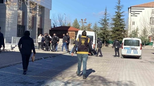 Dedenin t&uuml;fekle vurulduğu gen&ccedil;lerin kız kavgası