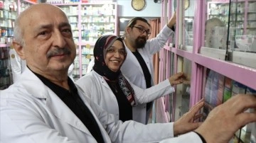 Dedesi ve annesinin izinden giden gen&ccedil; okulunu bitirip eczacı oldu