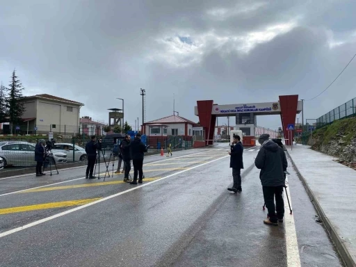 DEM Parti heyeti Figen Y&uuml;ksekdağ ile Semra G&uuml;zel&rsquo;i ziyaret ediyor
