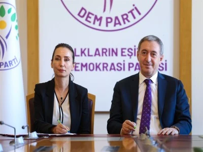 DEM Parti'li Bakırhan ve Hatimoğulları '&ccedil;er&ccedil;eve yasa' teklifini imzaladı