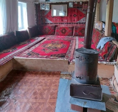 Demir kapıyı a&ccedil;amayınca duvarı deldiler, 500 bin TL değerinde halıyı &ccedil;aldılar
