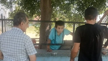 Demir korkuluğa kafası sıkışan &ccedil;ocuğu itfaiye kurtardı
