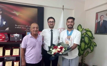 Demir, Milli Tenis&ccedil;i Ahmet Kaplan&rsquo;ı tebrik etti
