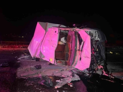 Demir yığınına d&ouml;nen kamyonetlerde 3 kişi yaralandı