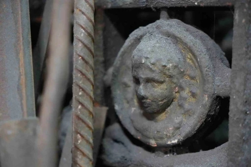 Demircide &ldquo;Meryem Ana&rdquo; fig&uuml;rl&uuml; tarihi kapı: Papazlar bunun peşinde