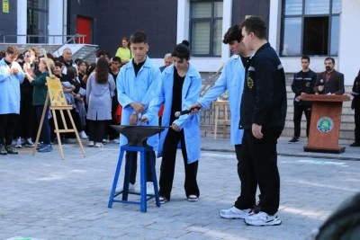 Demirtaşpaşa Mesleki ve Teknik Anadolu Lisesi'nde &ouml;nl&uuml;k giyme t&ouml;reni d&uuml;zenlendi