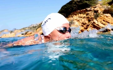 Deniz anası temas eden Bengisu Avcı, tekneye &ccedil;ıkmak zorunda kaldı
