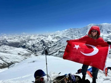Deniz Kayadelen, Everest&rsquo;in zirvesinde 3 derecelik suya girdi