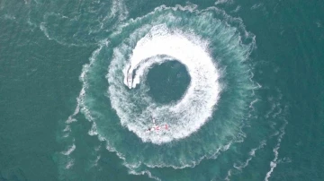 Deniz y&uuml;zeyinde 1 kilometre uzunluğunda T&uuml;rk bayrağı a&ccedil;ıldı
