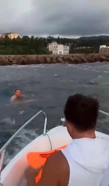 Denizde boğulmak &uuml;zere olan şahsın yardımına teknedeki gen&ccedil;ler yetişti
