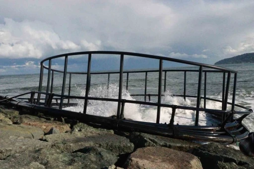 Denizde &ccedil;ıkan fırtına kafesleri karaya s&uuml;r&uuml;kledi
