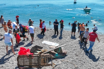 Denizden &ccedil;ıkanlar g&ouml;renleri şaşkına &ccedil;evirdi